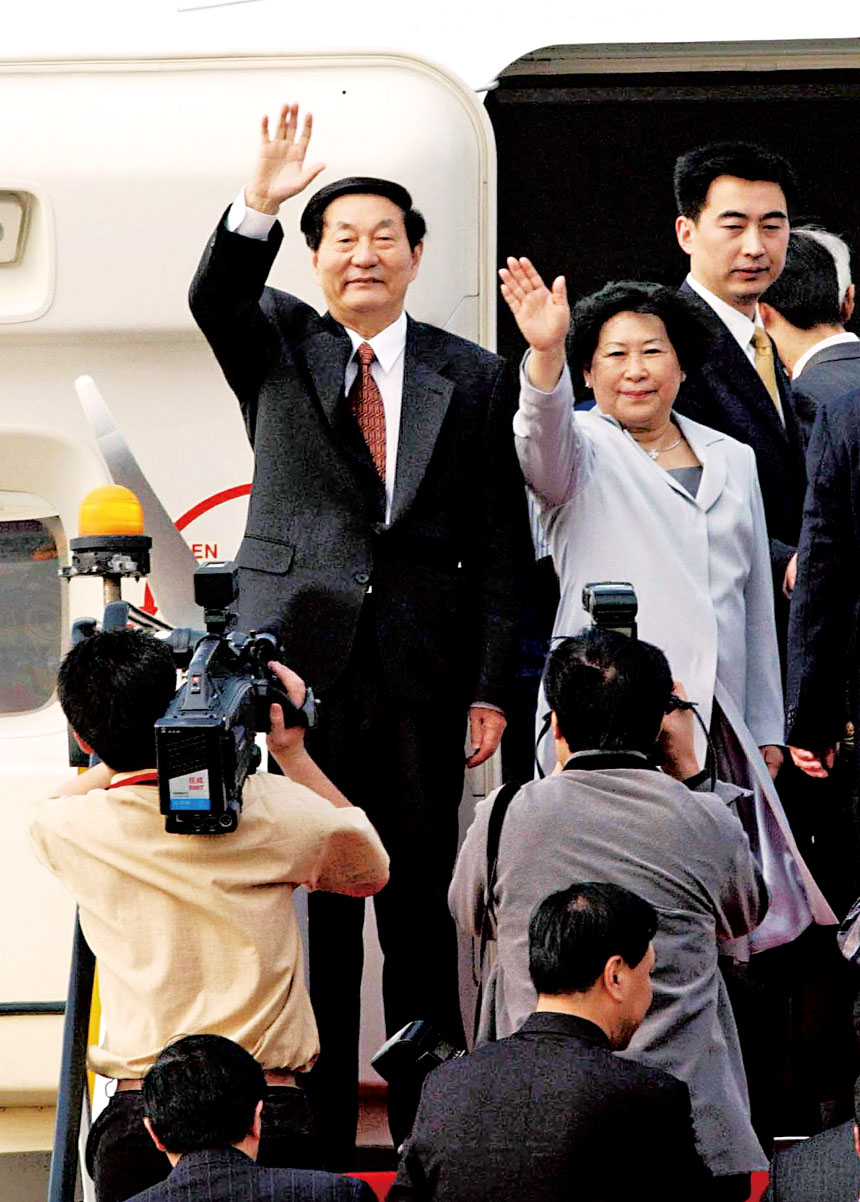 朱鎔基和夫人勞安2002年訪問香港後乘專機離開。資料圖片