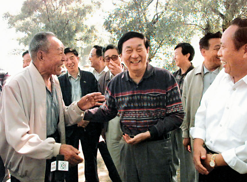 1998年，朱鎔基到東北考察，和民眾親切交談。新華社