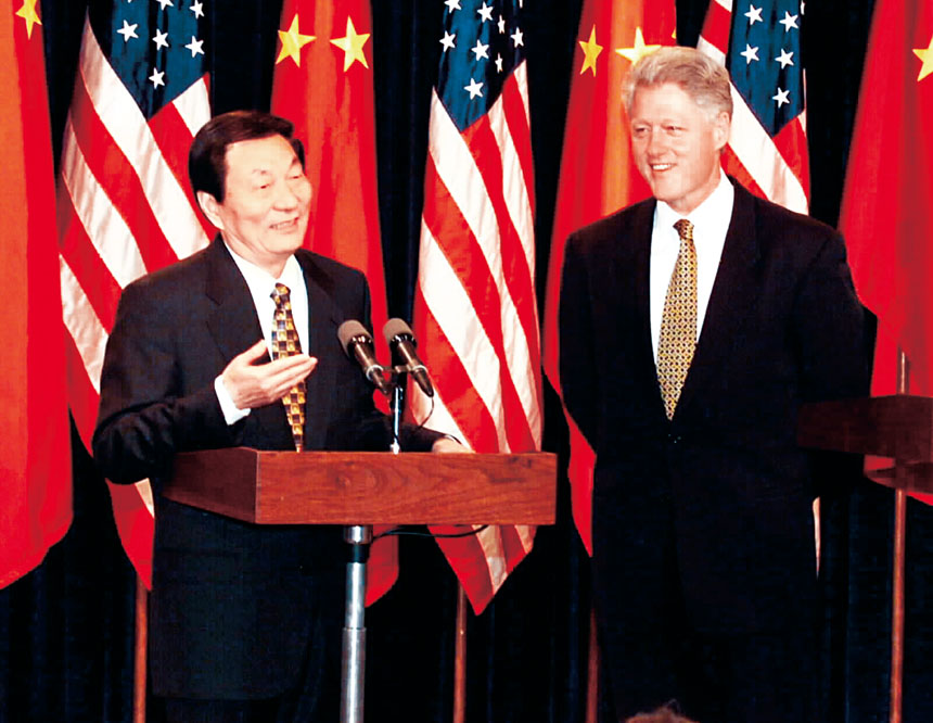 1999年,朱鎔基訪美同總統克林頓共同會見傳媒。
