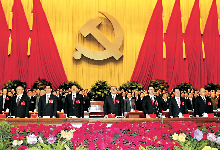 2002年,中共十六大召開,朱鎔基、江澤民等出席。新華社