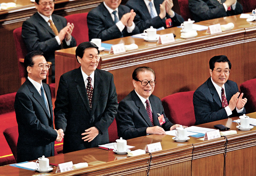 2003年,朱鎔基卸任總理,同溫家寶交接。