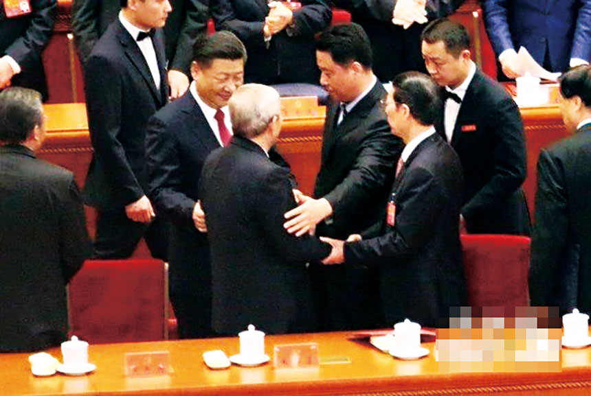 2017年,中國國家主席習近平在十九大會議上同朱鎔基握手。