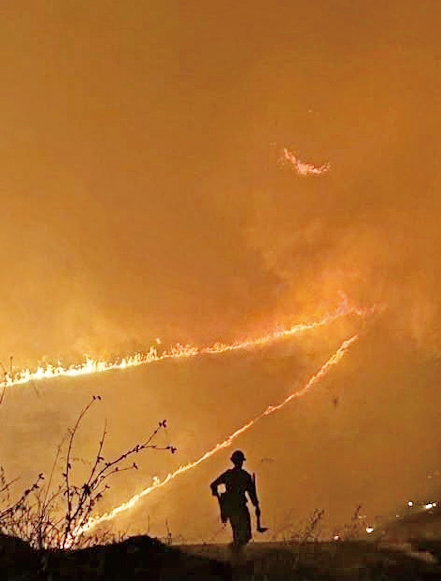 大蘇爾地區爆發原木山火,消防員監測火情。Cal Fire