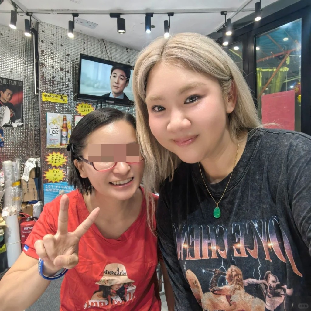 鄭欣宜早前到訪西貢一間小食店,被讚狀態極佳。