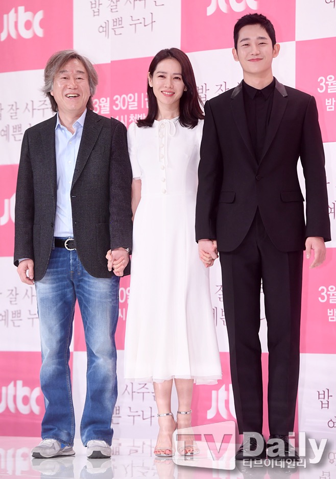 安畔錫曾執導孫藝珍與丁海寅主演的劇集《經常請吃飯的姐姐》。