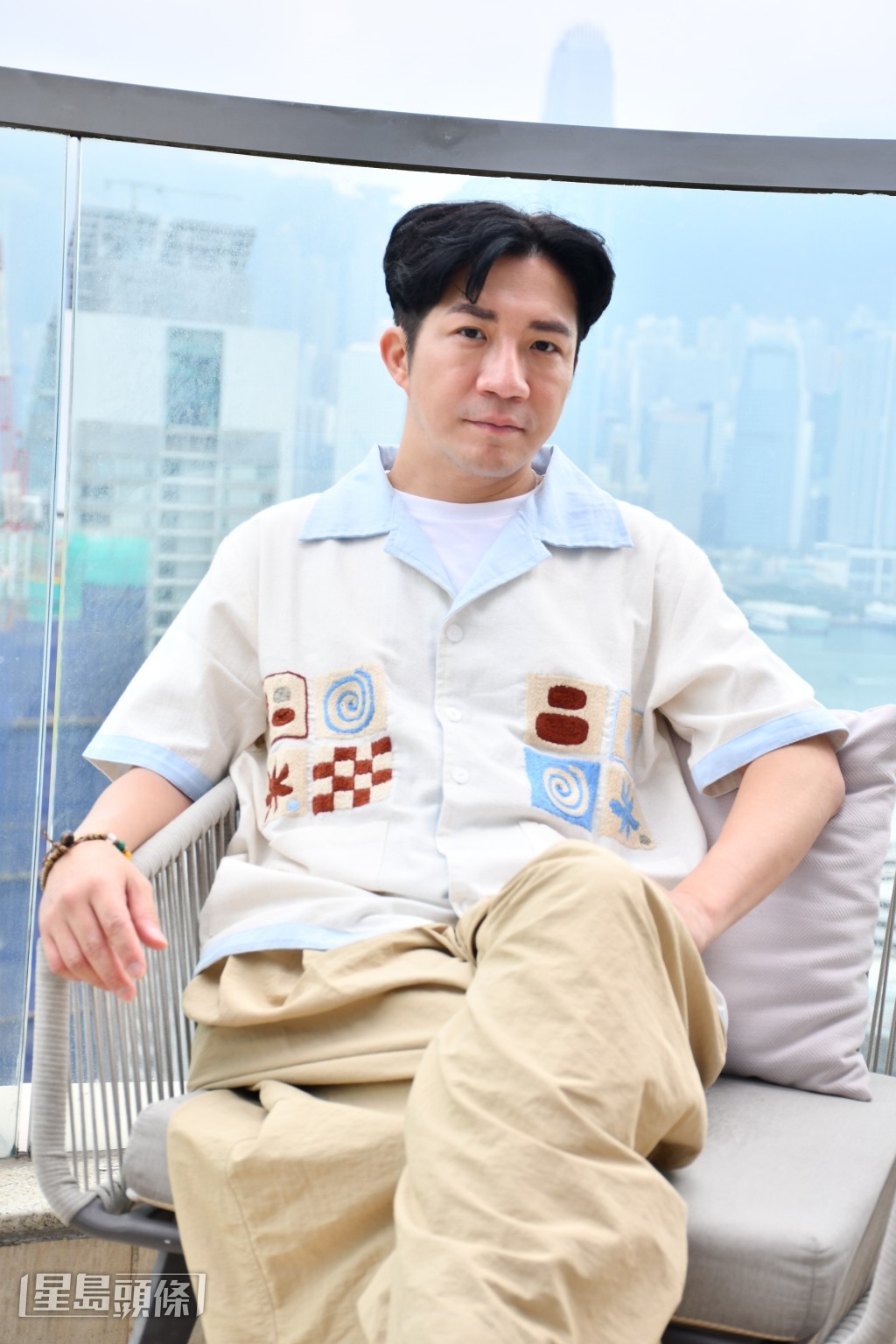 Ahdee是成功的舞台劇演員,但仍在摸索如何建立歌手身份的觀眾氛圍。