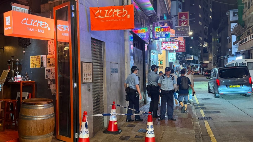 中環餐廳布招牌組件鬆脫 木棍擊中男途人臉部