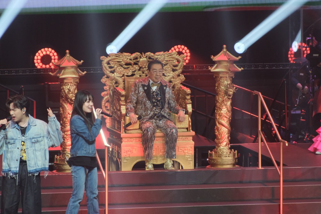 歌曲中段,身穿閃亮西裝的胡楓霸氣地坐在龍椅上登場。