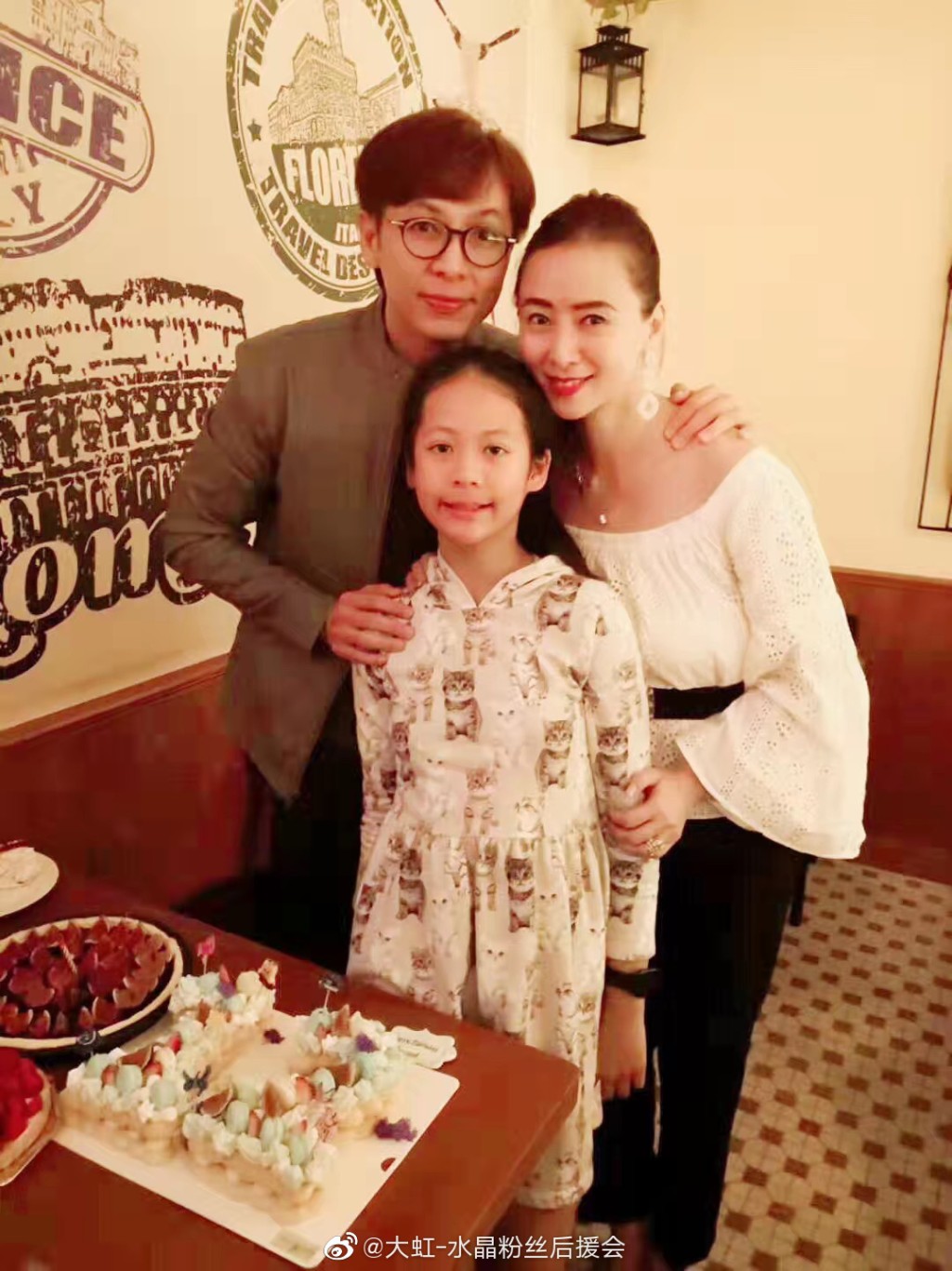 翁虹的丈夫於海外經商,同時也能陪伴在女兒身邊。