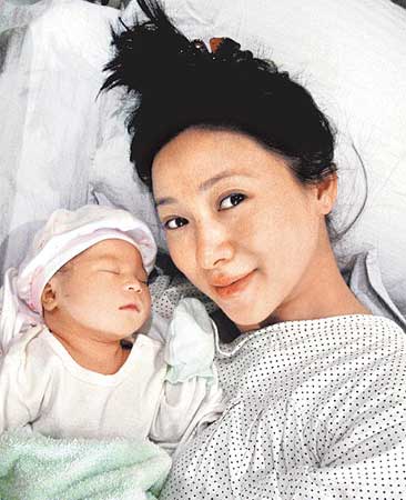 翁虹與現任丈夫育有一女。