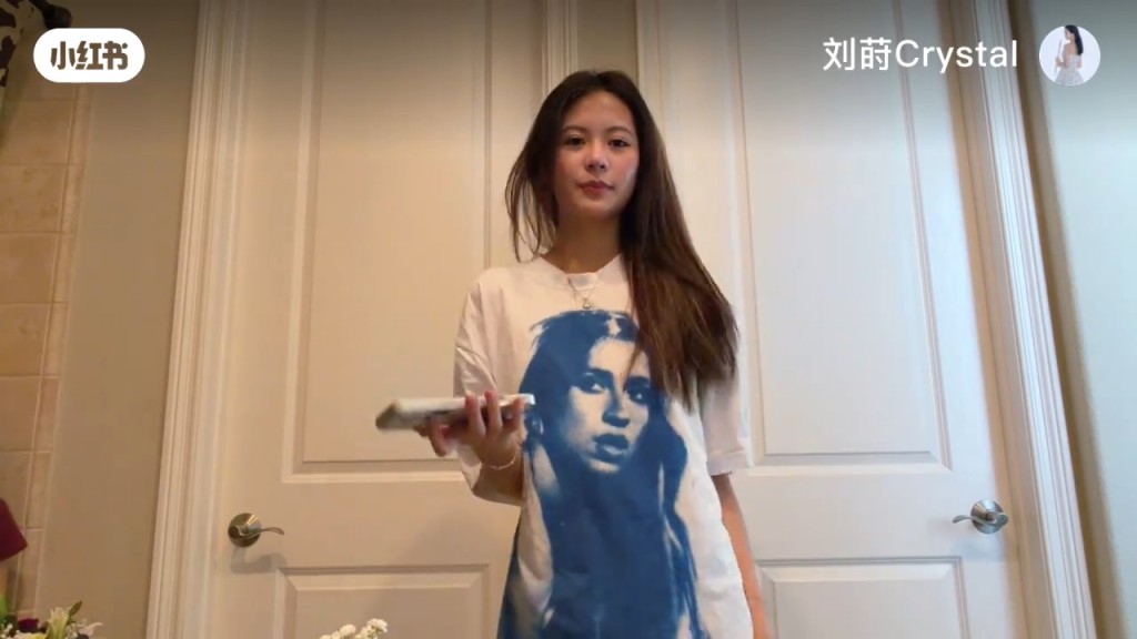 劉蒔早前拍片,分享去高中舞會的事前準備。