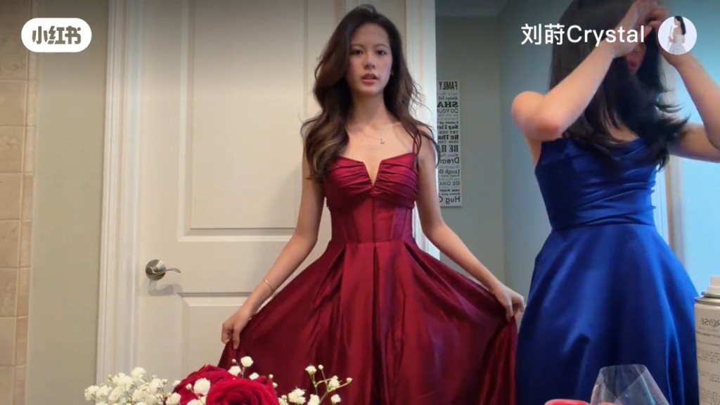 劉蒔的深V晚裝,展示出她的玲瓏曲線。
