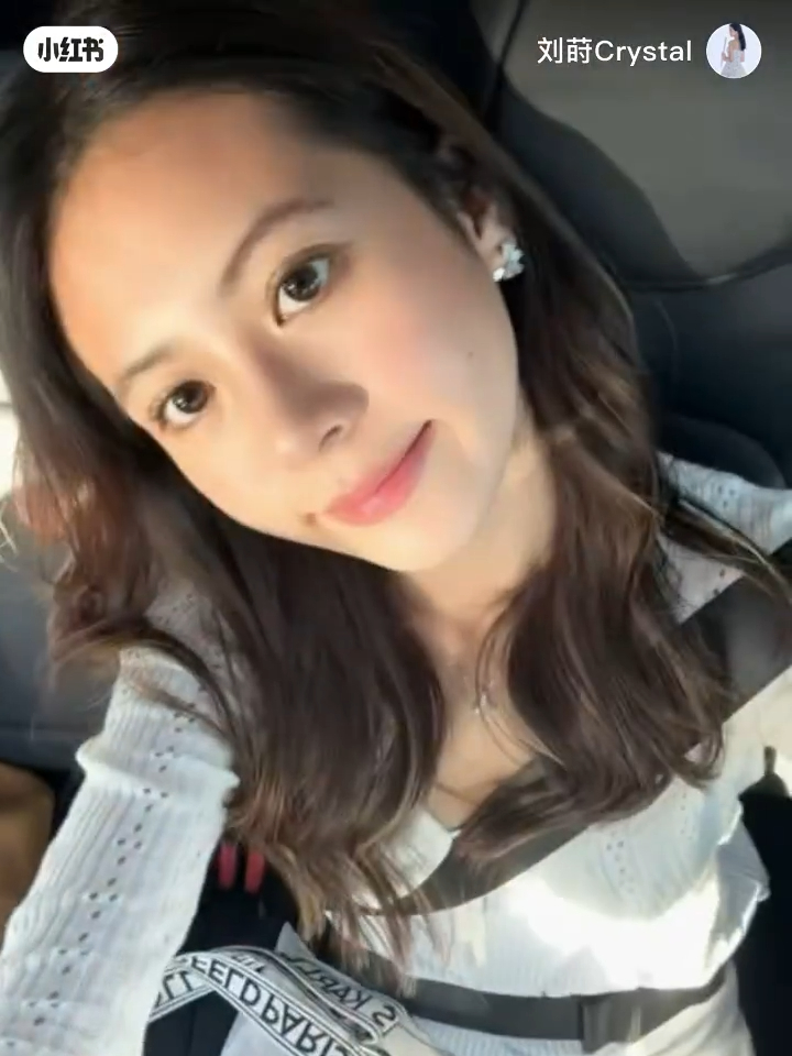 劉蒔眼大大,樣子甜美,至於膚色卻是見仁見智。