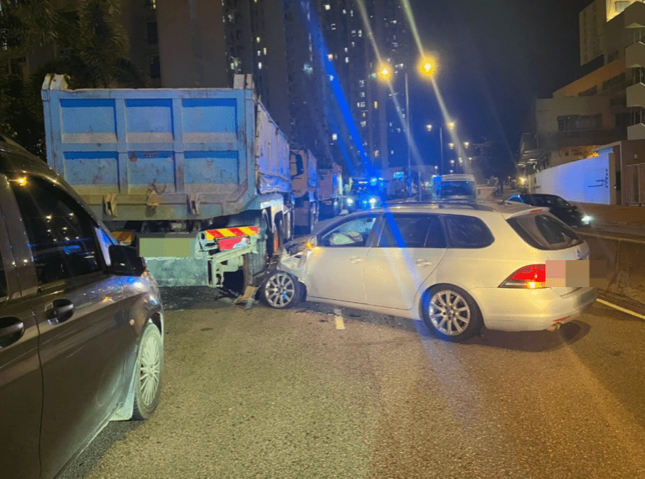 秀茂坪發生醉駕意外 私家車失控撞向泥頭車 司機酒精超標近四倍被捕
