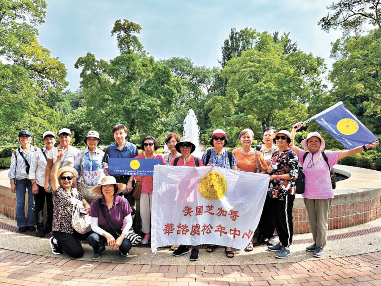 華諮處屬下的松年中心8月12日在康蒂尼公園展開一日遊，大家先來一個大合照留作紀念。 梁敏育攝