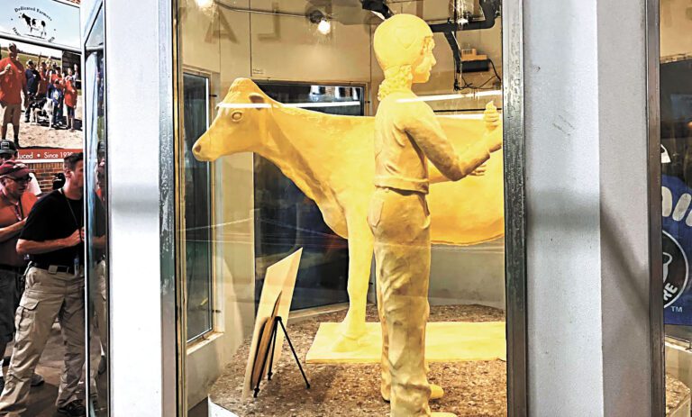 伊州在首府春田市舉行的博覽會，展示了奶油牛雕塑，主題是紀念美國母親之路66號公路建成100周年。