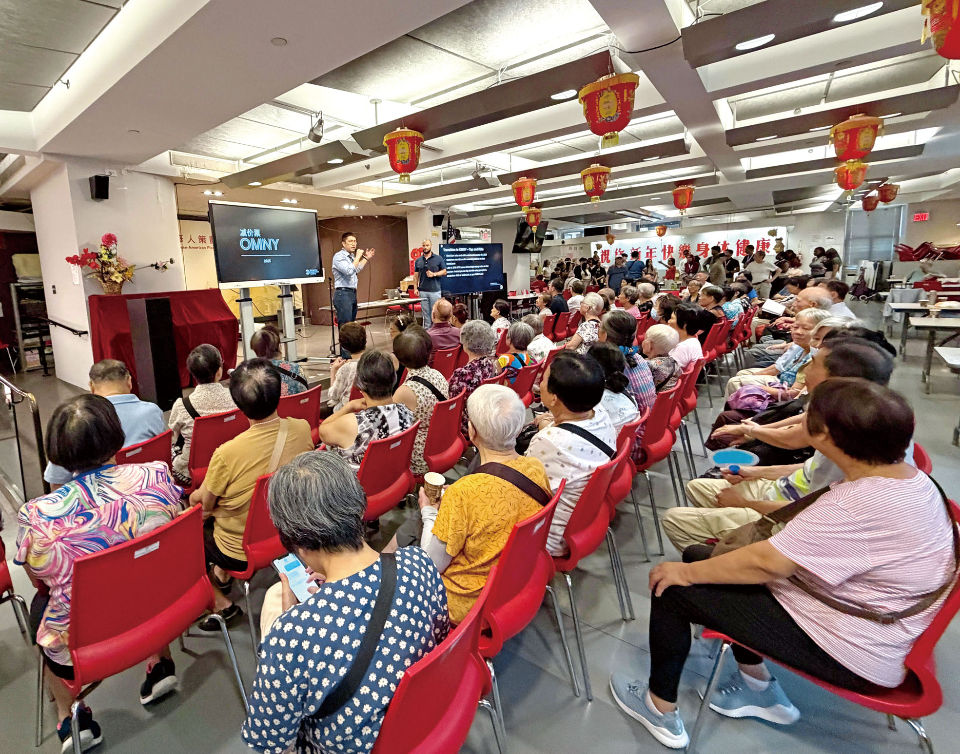 MTA外展團隊在人瑞中心講解OMNY省錢優惠及乘車新方式。