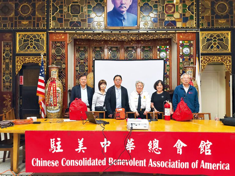 消防局助理總長謝美蓮主講防火講座。記者黃偉江攝
