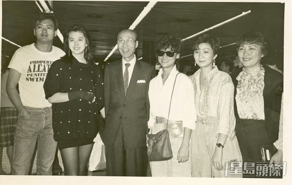 王祖賢(左二)在90年代憑藉美貌與氣質,被譽為「亞洲第一美女」。