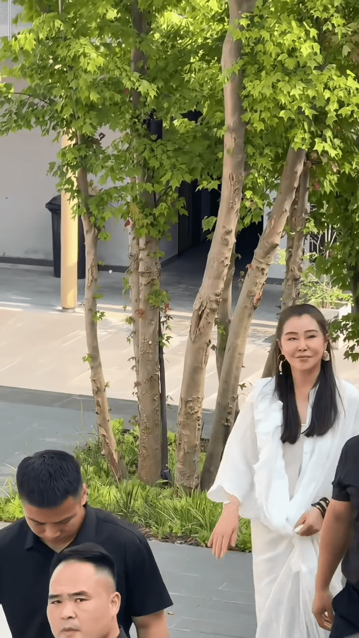 該專頁曾分享多張王祖賢未經修飾的日常照片與影片。