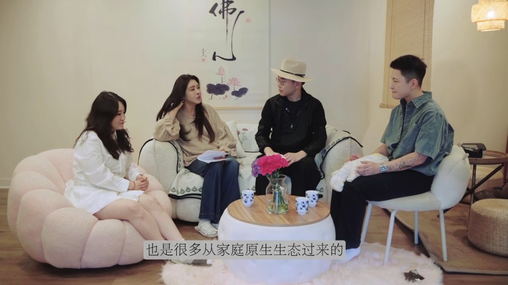 她回憶小時候若試鏡表現生硬,回家路上便會被母親敲頭懲罰。