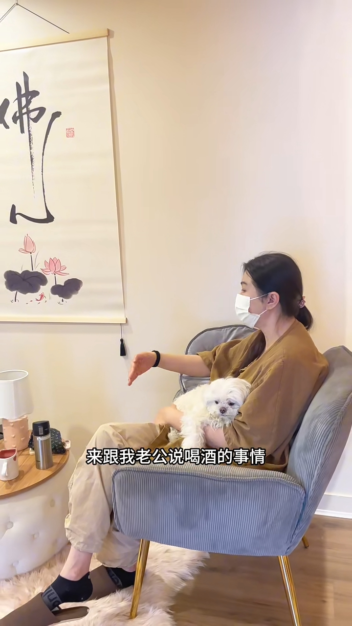 她不時會在店內坐鎮。