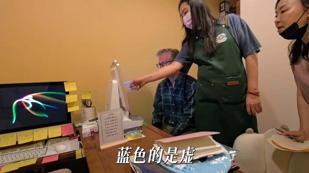 她化身專業人士,細心向客人講解身體狀況。