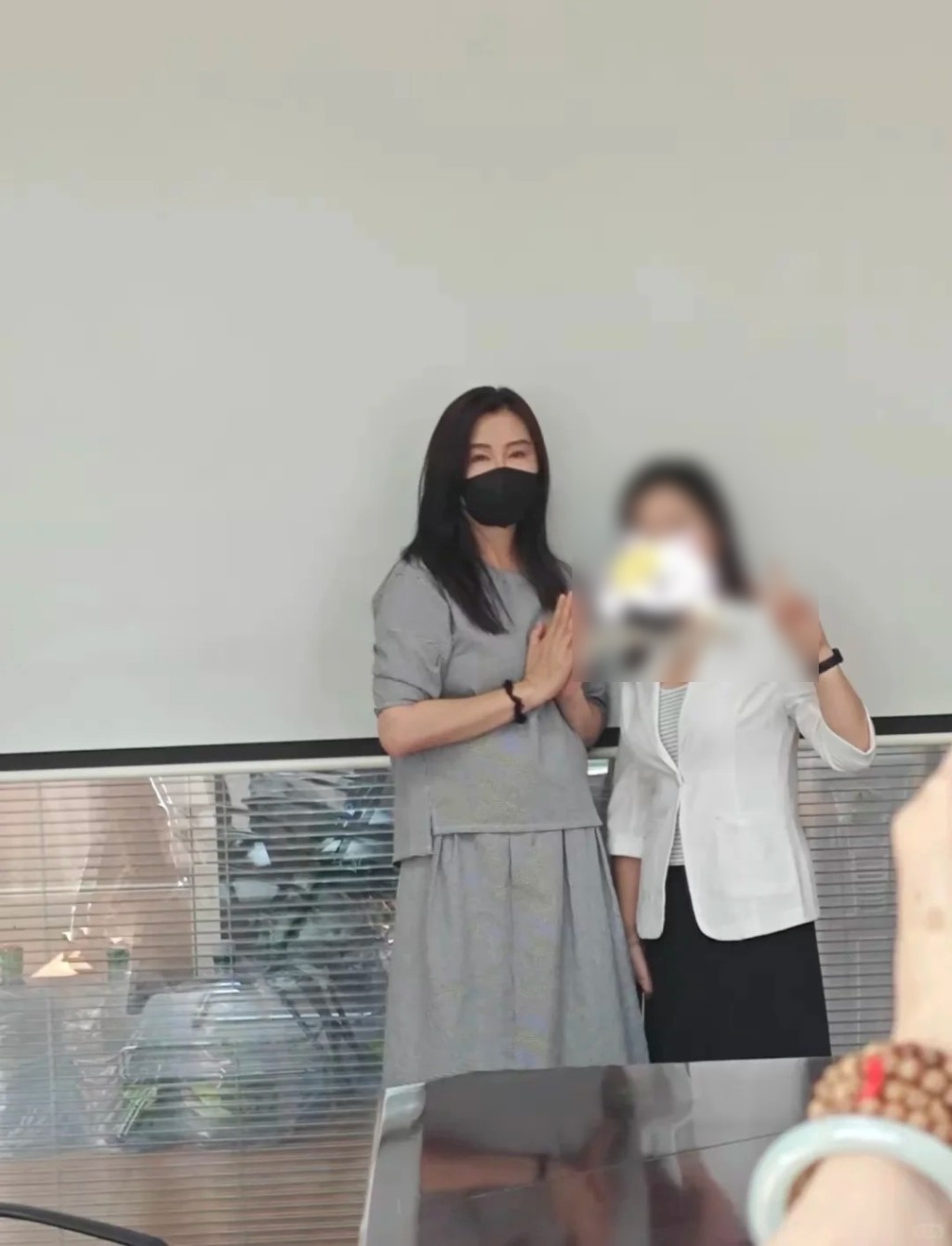 她間中會返回台灣及內地。
