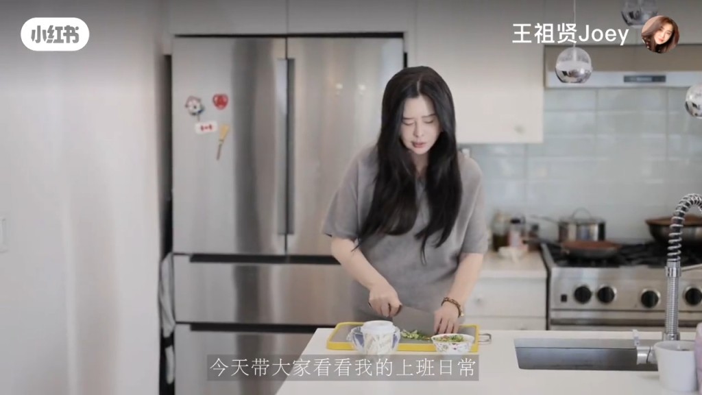 寓所的特大廚房讓她享受下廚樂趣。