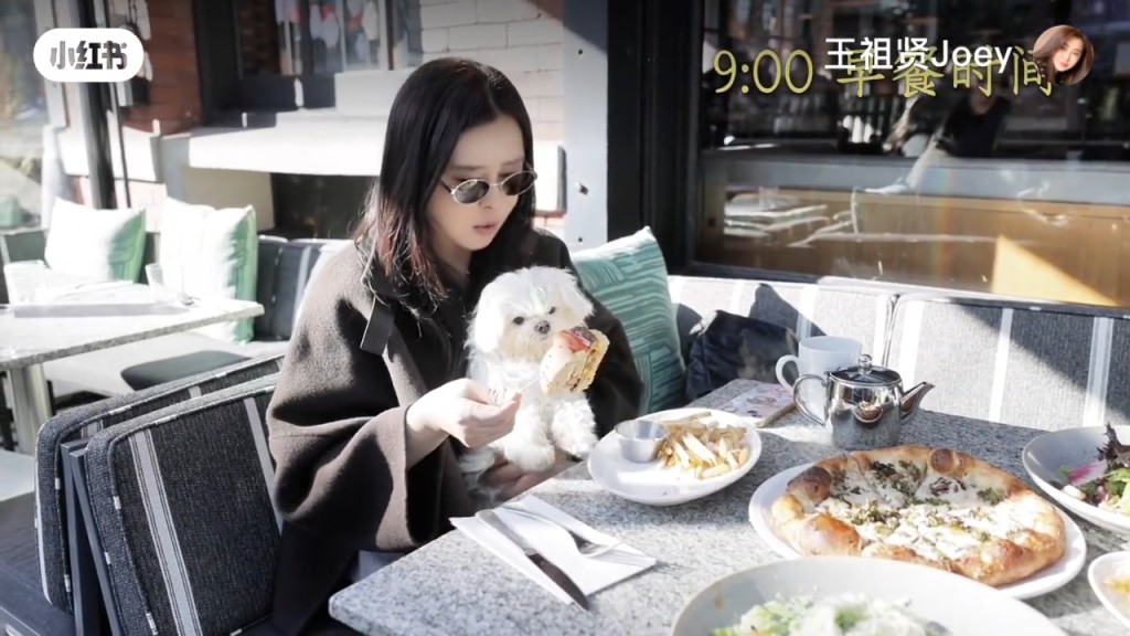 即使外出吃早餐,她也會帶上狗狗。