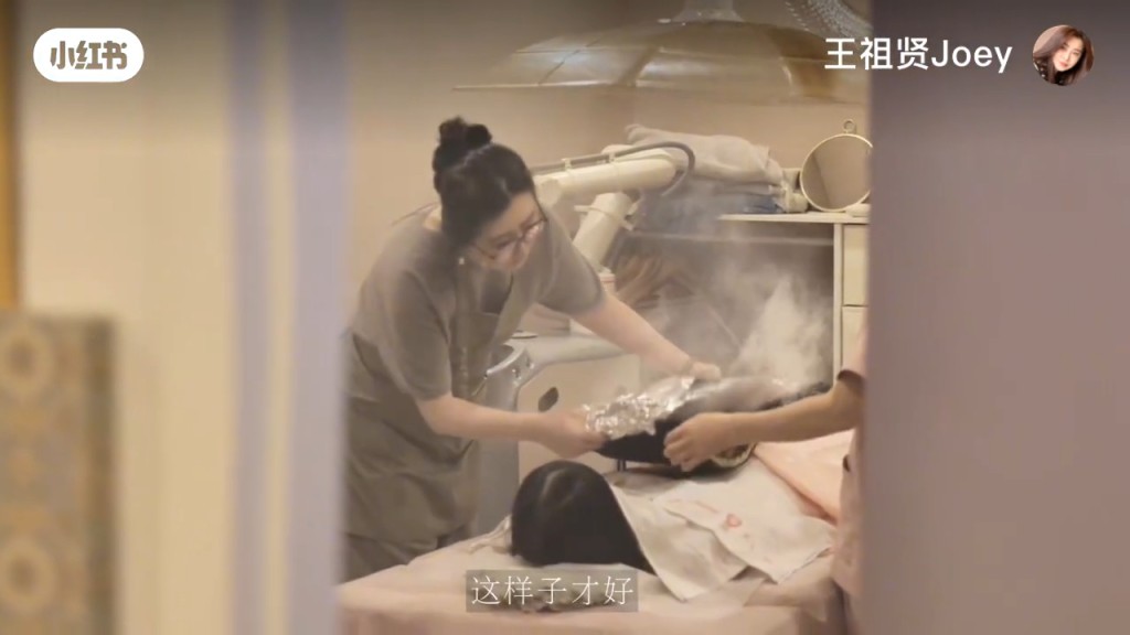 她在艾灸館親自招待客人,不少人慕名而來,希望一睹女神風采。