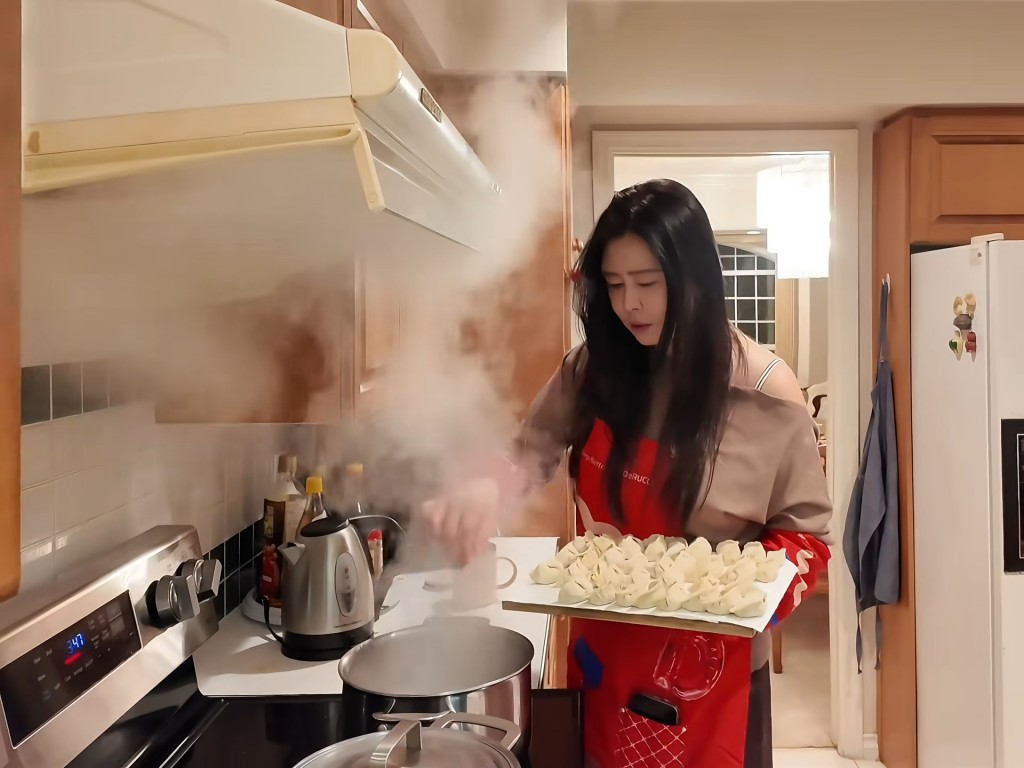王祖賢的廚房同樣相當寬闊。