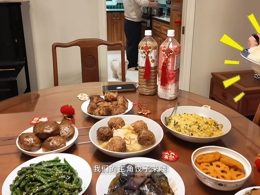 家中的飯桌尺寸很大。