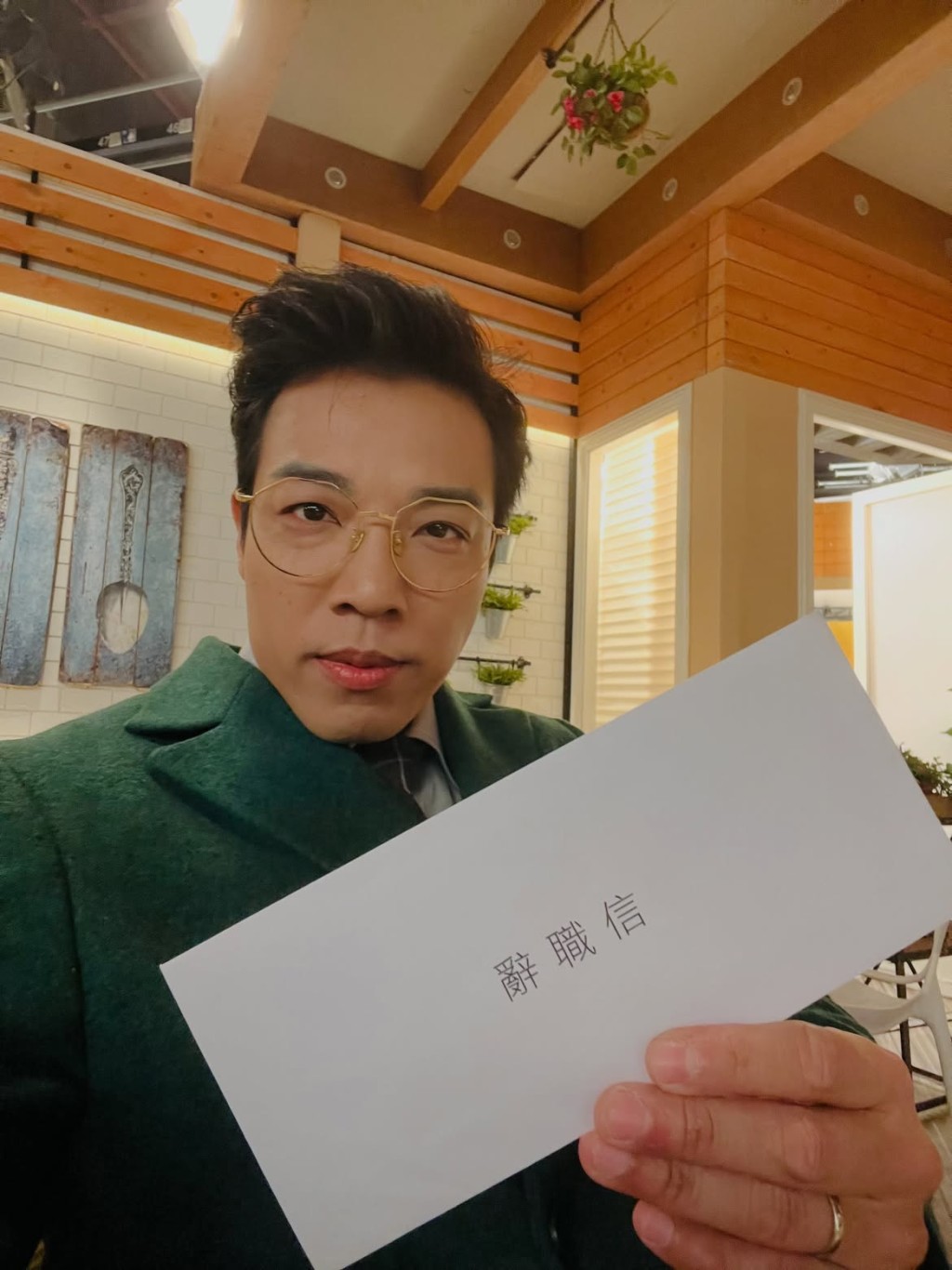 鄭世豪已於2024年退出《愛.回家》劇組並離開TVB。