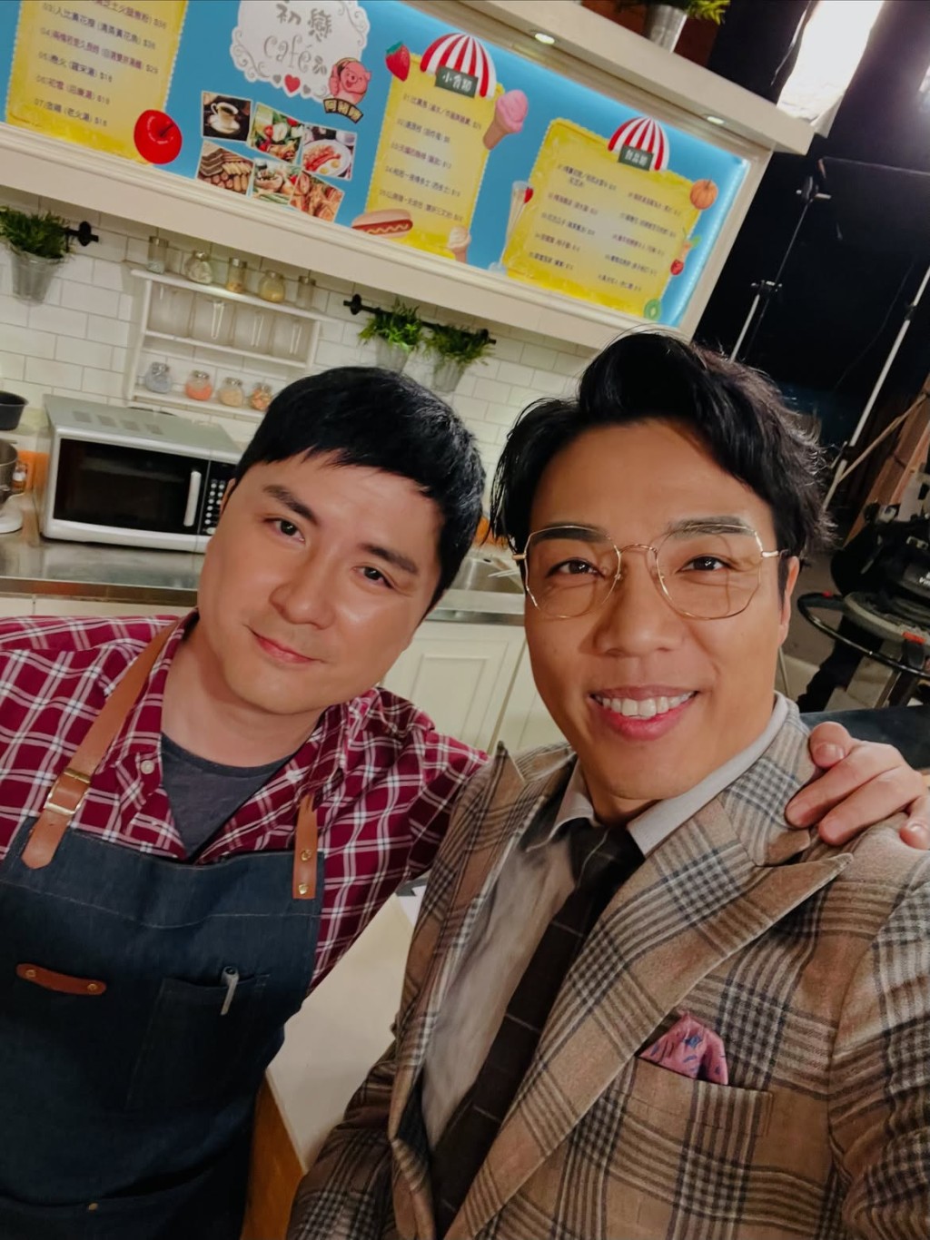 鄭世豪與「初戀Cafe」的李泳豪合影。
