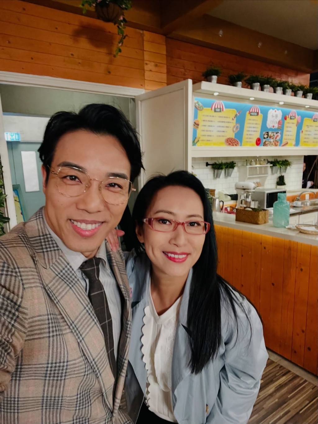 鄭世豪與飾演「Rebecca」的沈可欣合照。