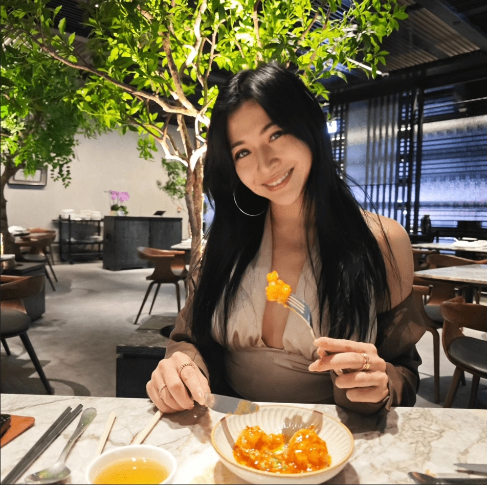 陳思圻上載多張開胸設計的性感照片。