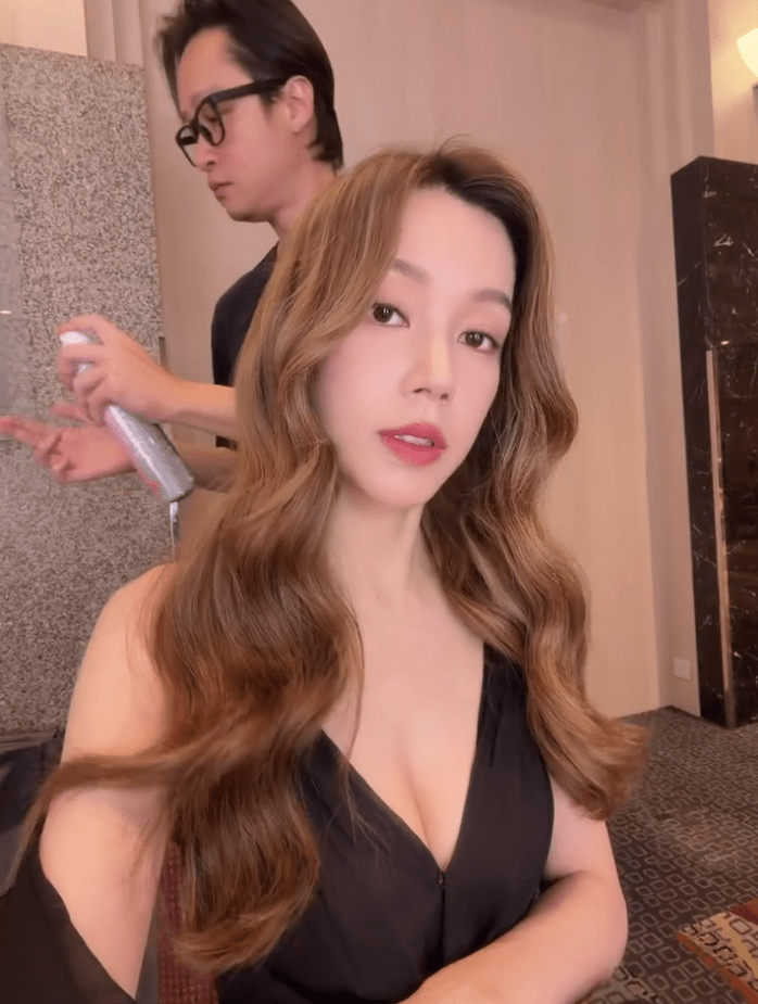 傅嘉莉早前整理頭髮時自拍,不經意展現身材。