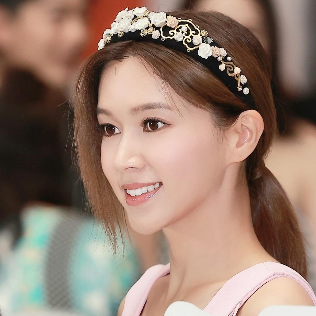 傅嘉莉除了幕前演出,亦經營髮飾及珠寶生意。