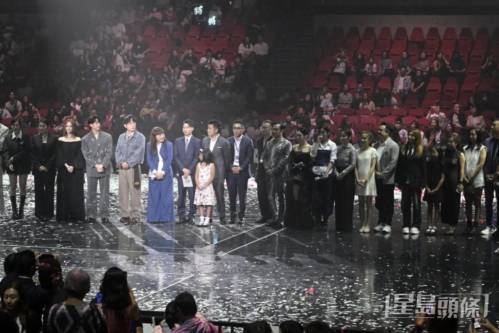 主禮嘉賓與一眾演出歌手一同謝幕。
