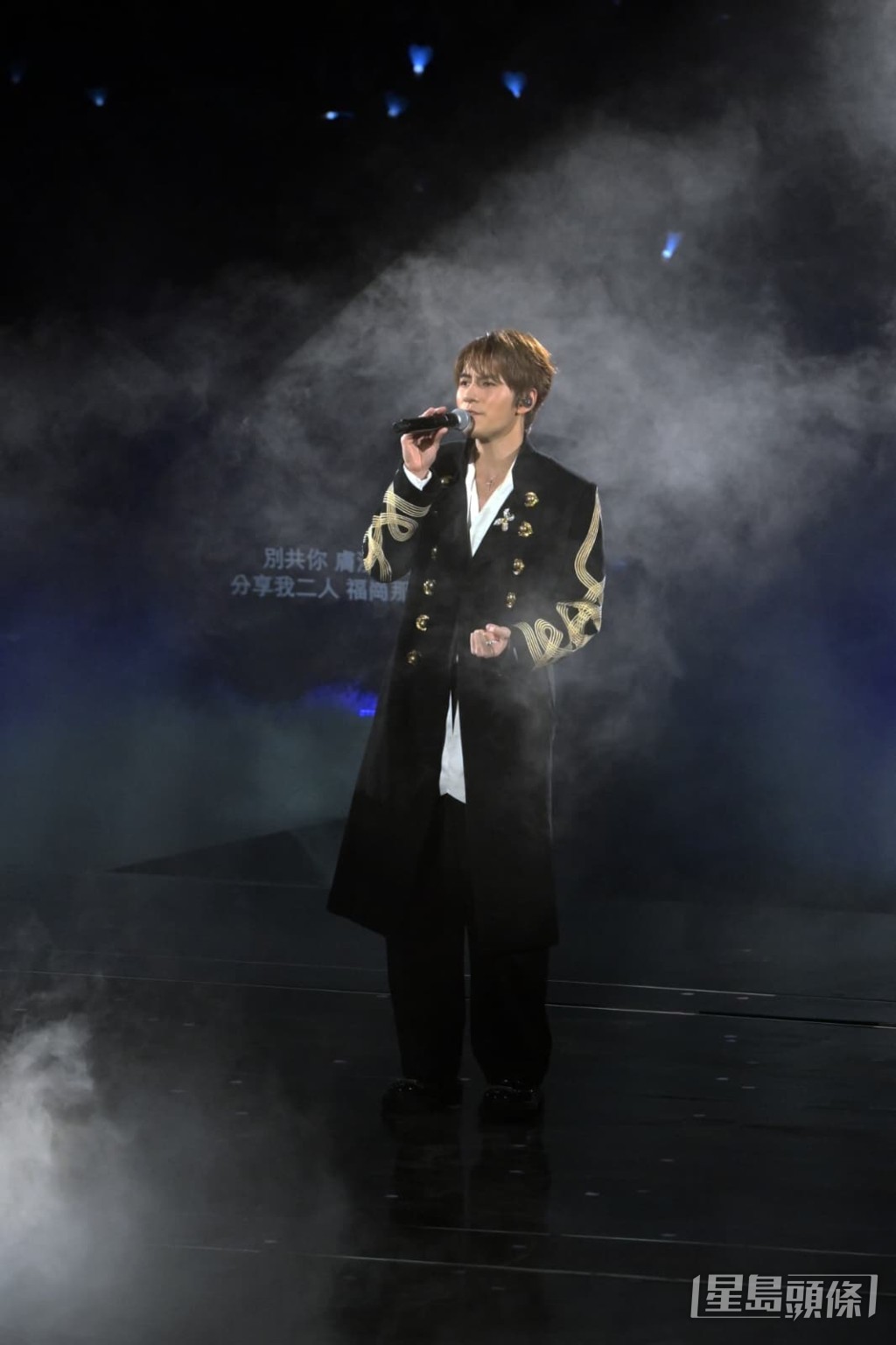 他以型格造型登台表演。