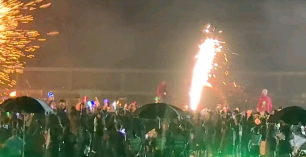 除了各式大型煙火，更特別設置了噴火龍式煙火效果，令現場節慶感十足。