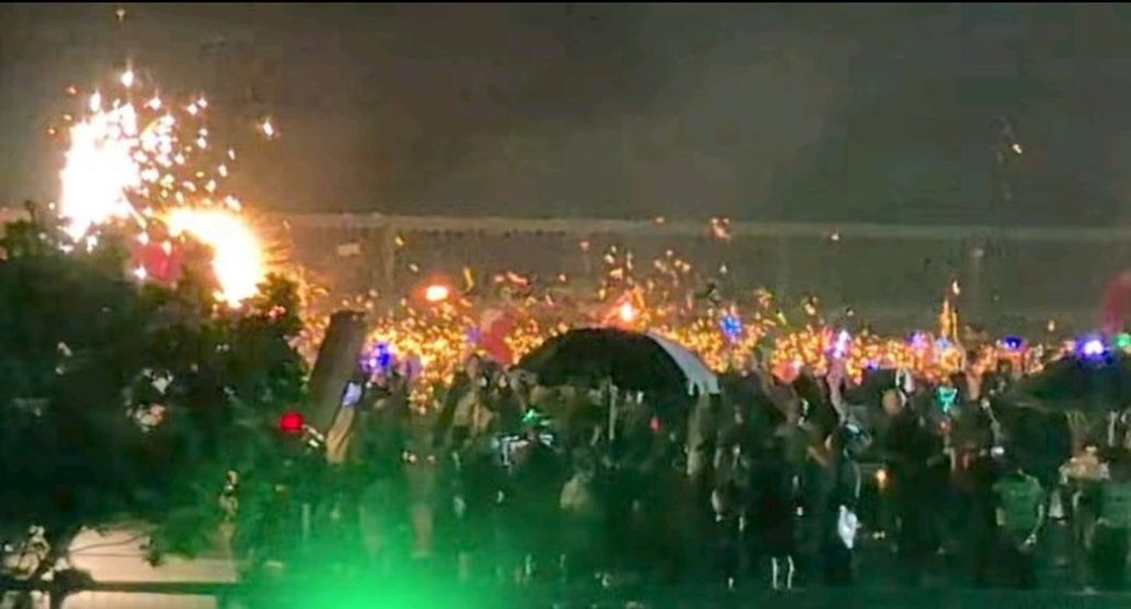 劇組亦安排了雜耍藝人表演舞火把雜技（圖中紅色小火光部分），增添熱鬧氛圍。