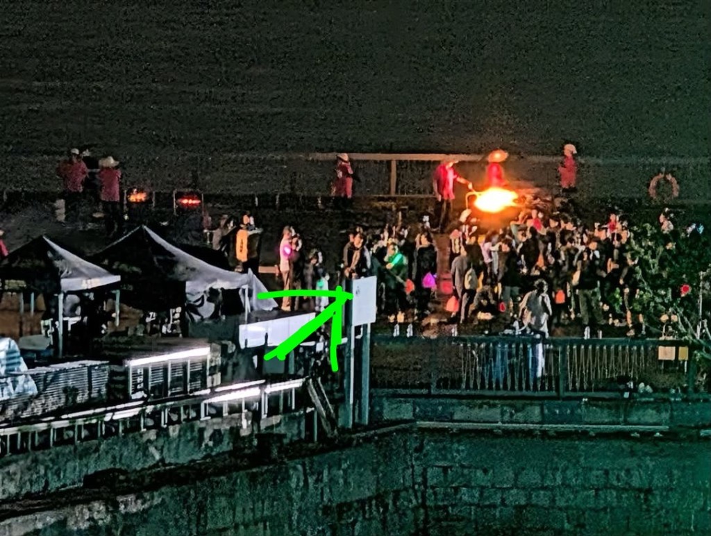 儘管昨晚拍攝需面對高溫、大雨和熾熱煙火，亨利仍保持專注，投入工作。