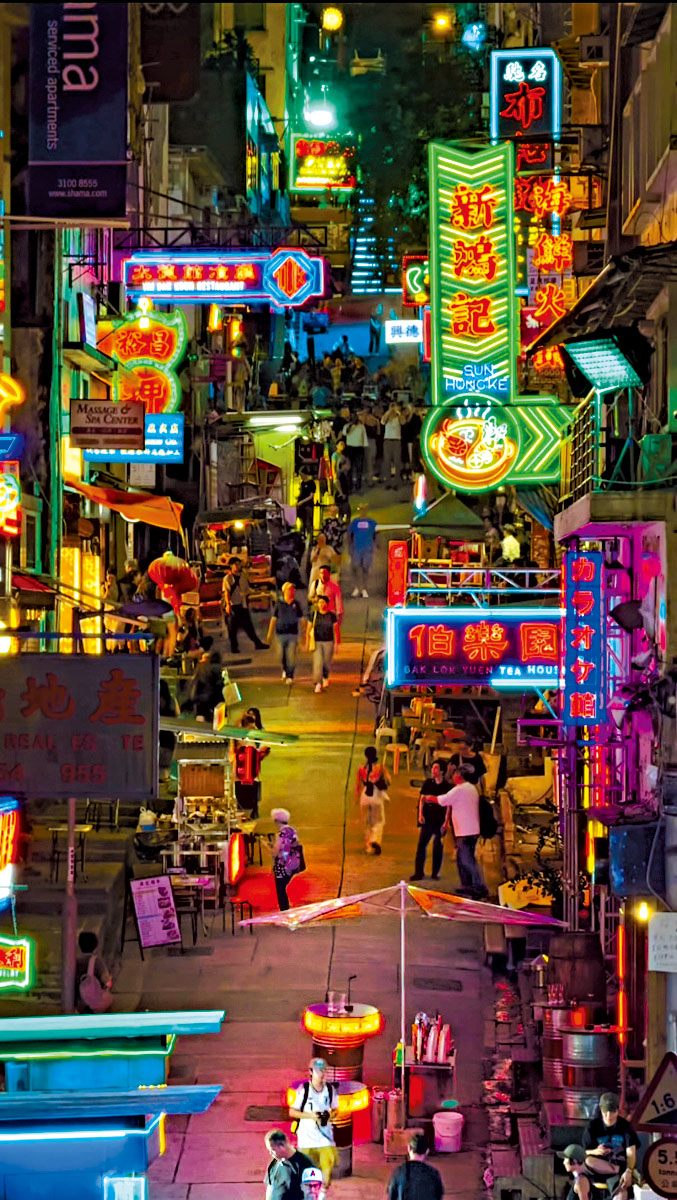 劇組特別搭景拍攝,在街道加添不少霓虹燈,重現昔日香港景象。