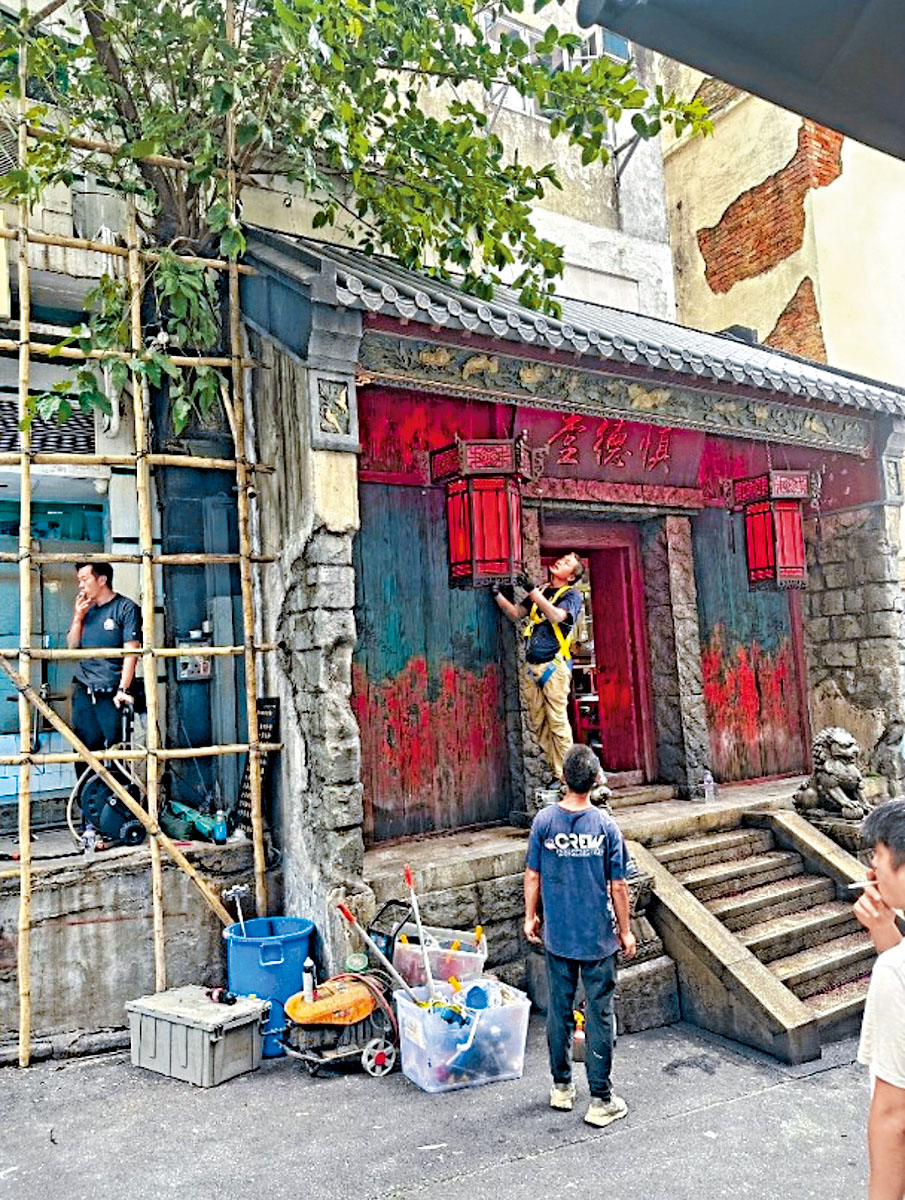 搭建的廟宇掛有大紅燈籠、又有石獅子,非常像真。