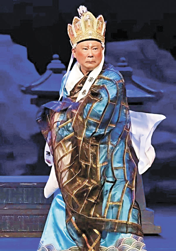 在武漢一場京劇演出中,他即興改編經典紅歌。網上圖片