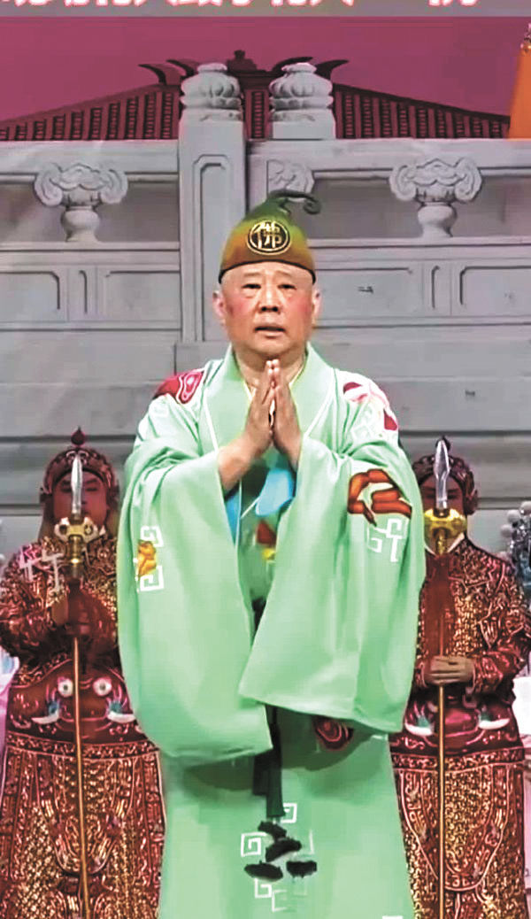 原詞「微山湖上靜悄悄」改為「紫禁城中靜悄悄」。網上圖片
