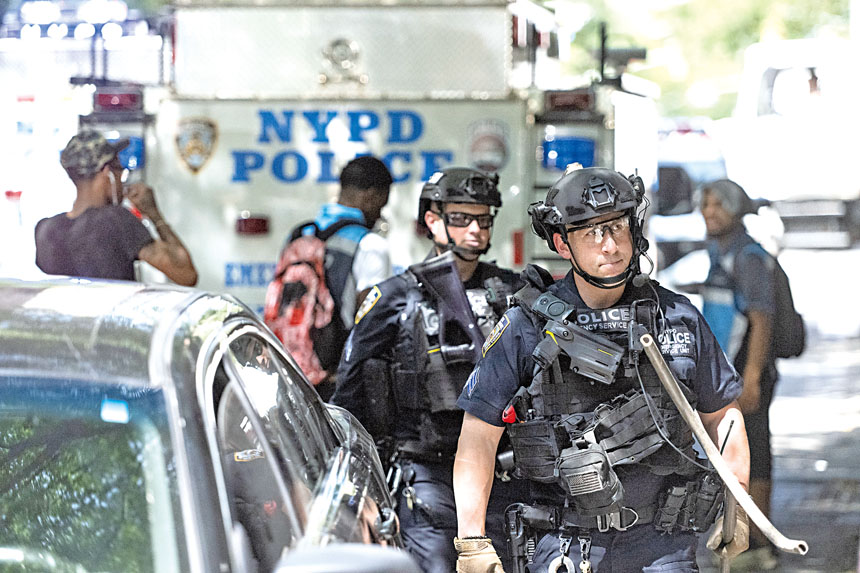 市議會計劃向警員提供可降低至少25分貝噪音的護耳裝備。 C.S. Muncy/紐約時報