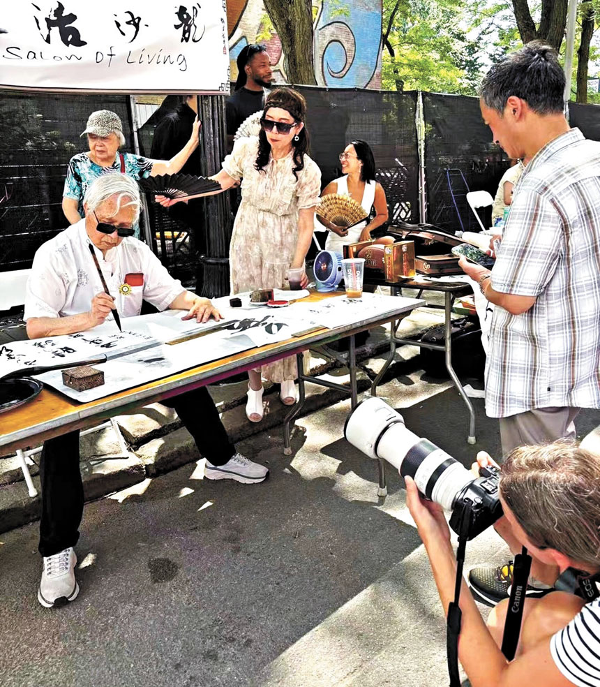 攝影記者拍攝正在揮毫的甄董事長。